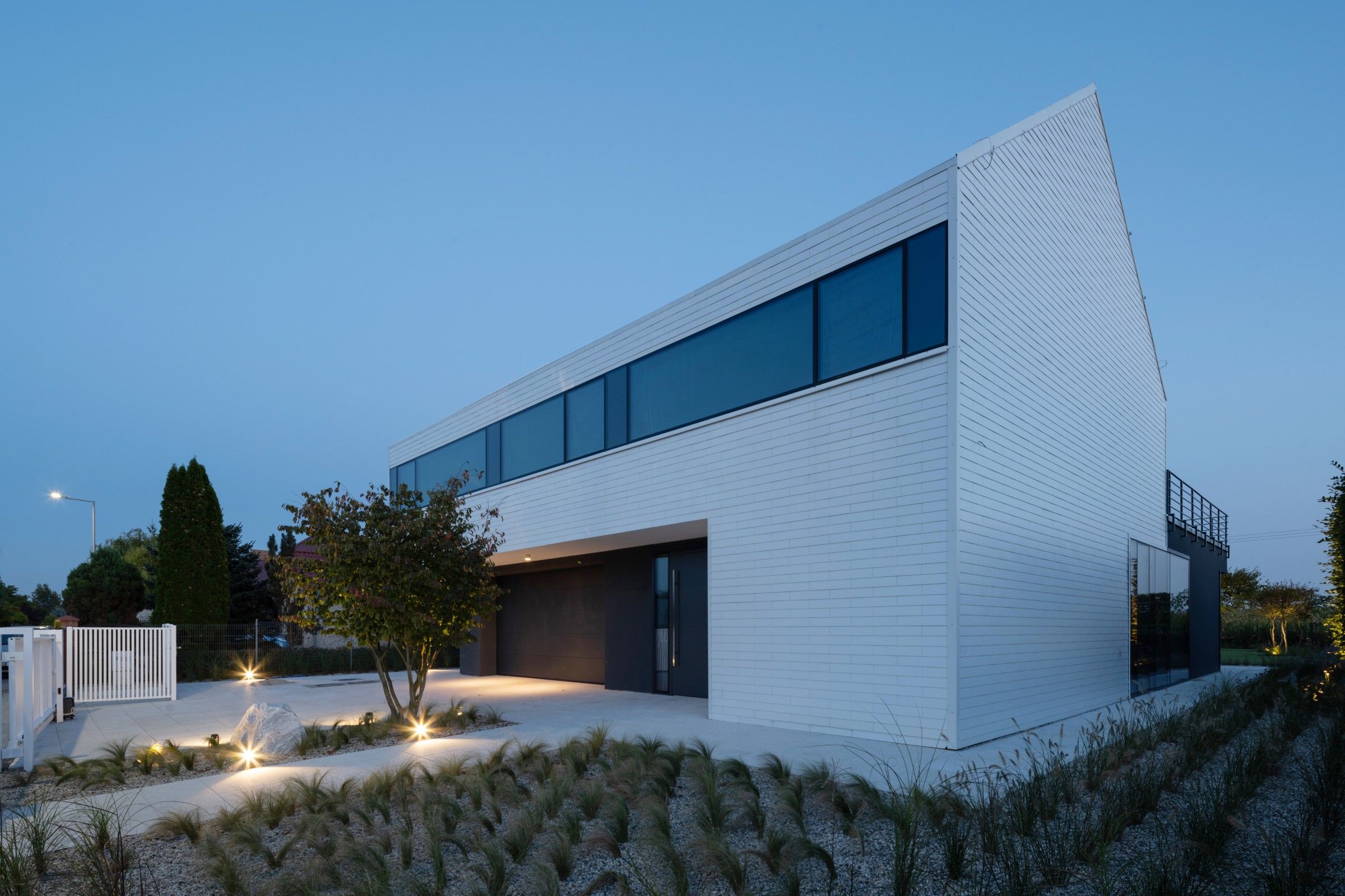 Gra kontrastów – grafit i biel w nowoczesnej formie