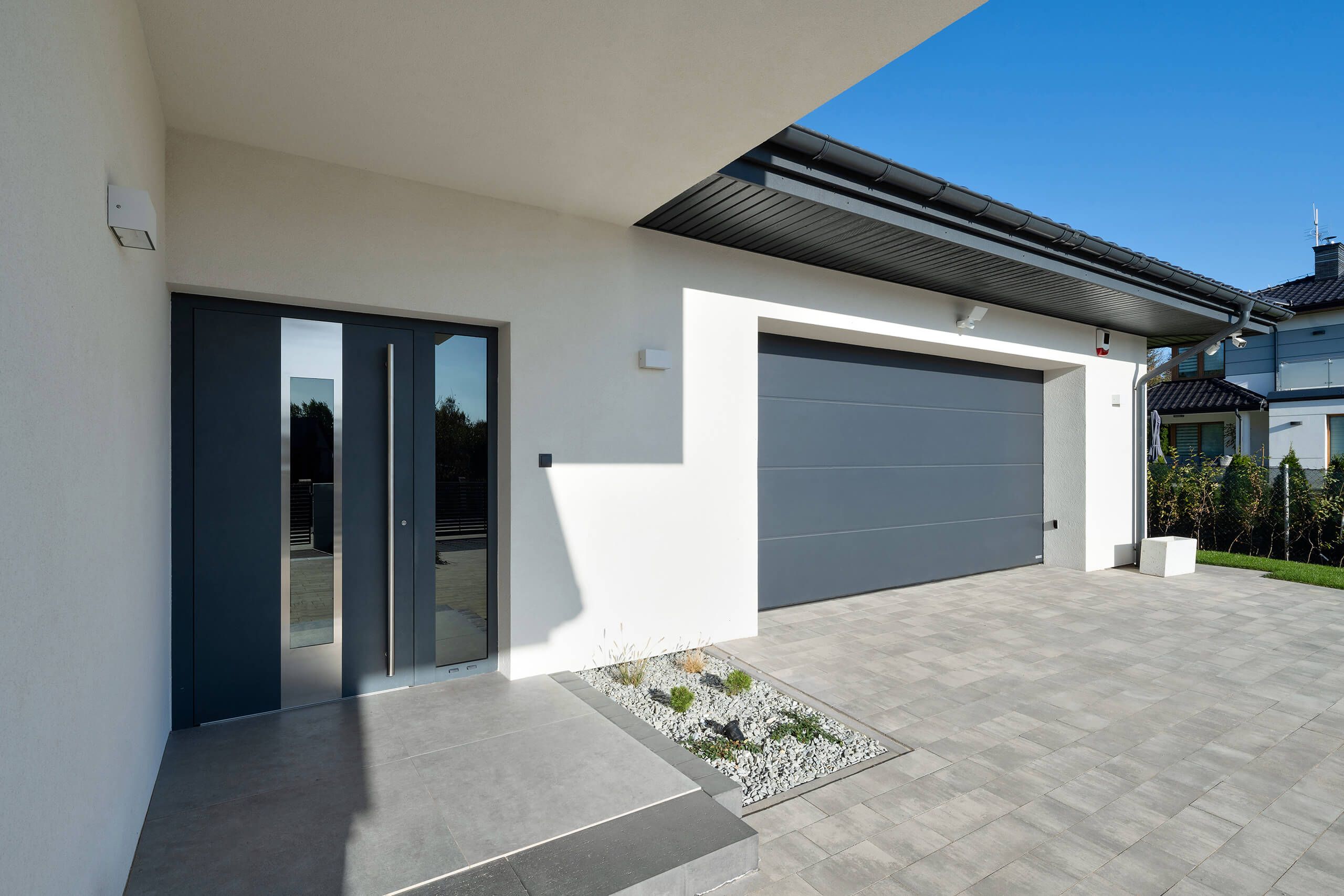 Brama garażowa - rolowana czy segmentowa?