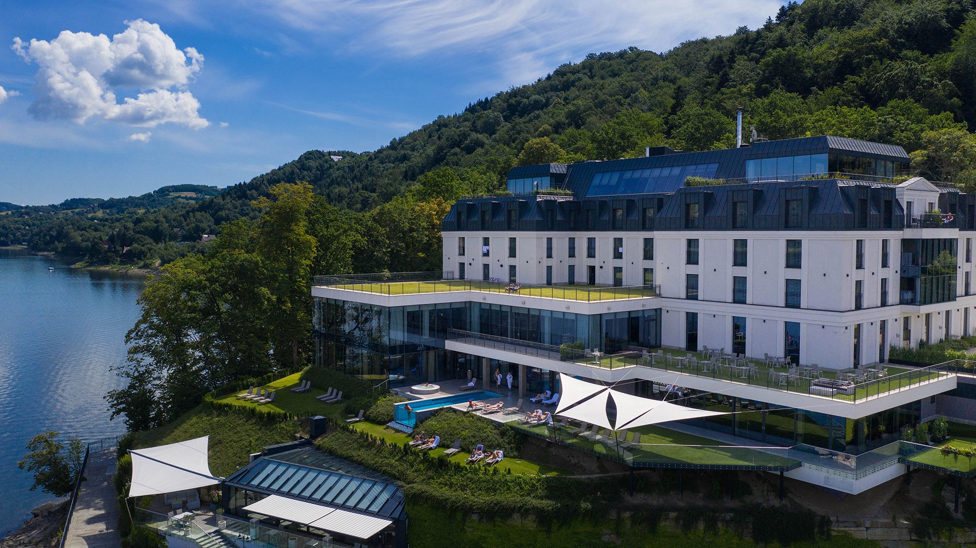 Wszystkie okna, świetliki, fasady a także balustrady w Heron Live Hotel wykonała firma WIŚNIOWSKI