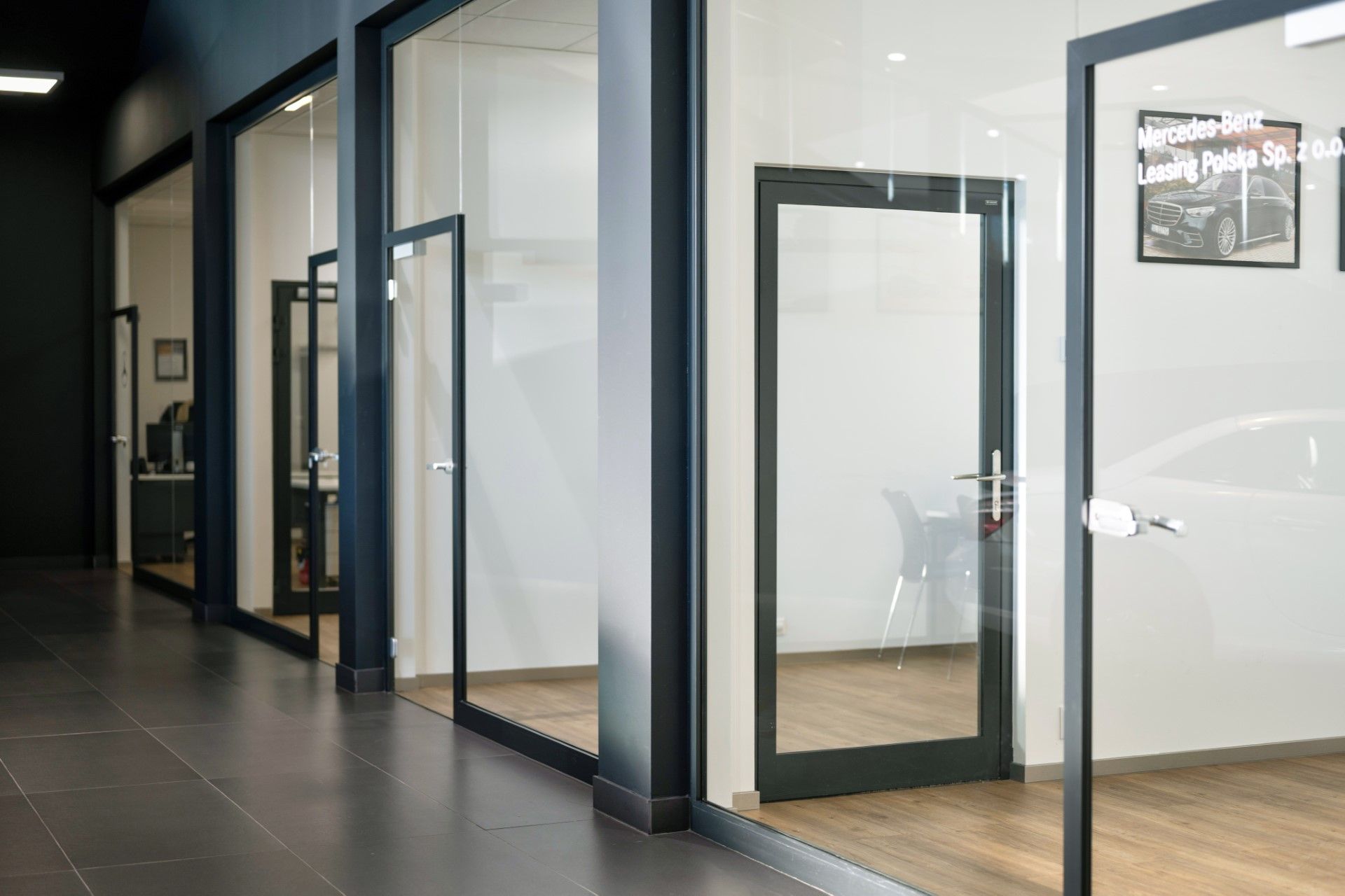 wnętrza salonu samochodowego