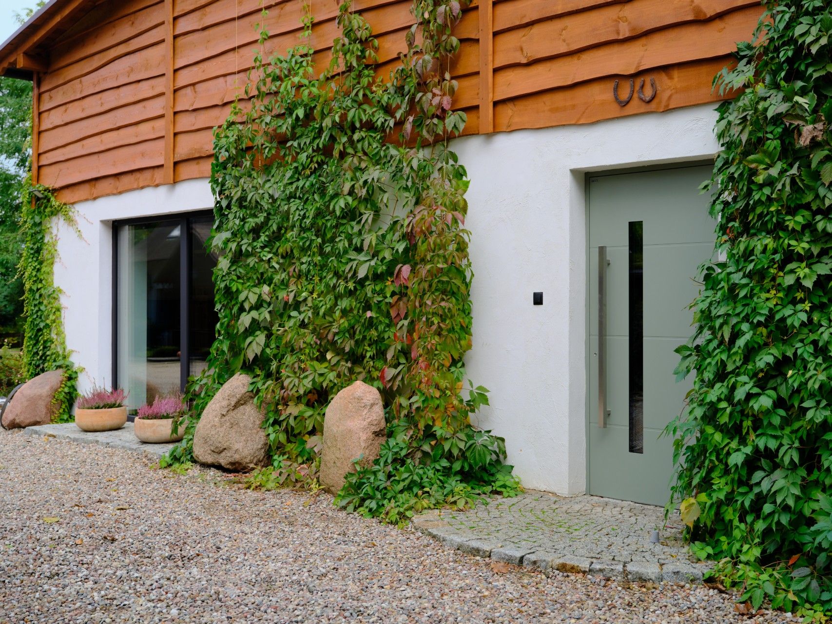 wejście do domu na pokrzywkach drzwi wiśniowski