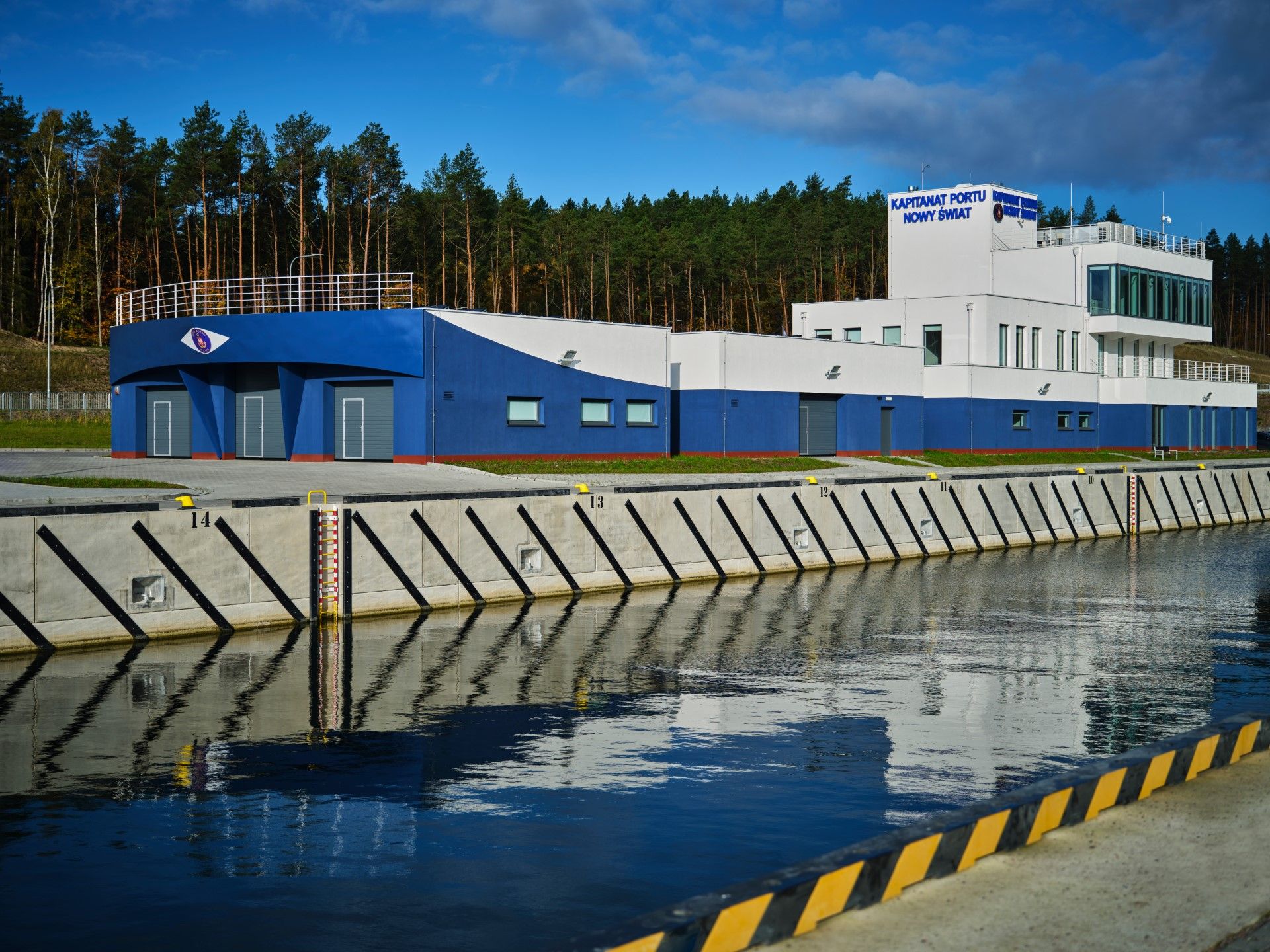 Brama garażowa w porcie Nowy Świat