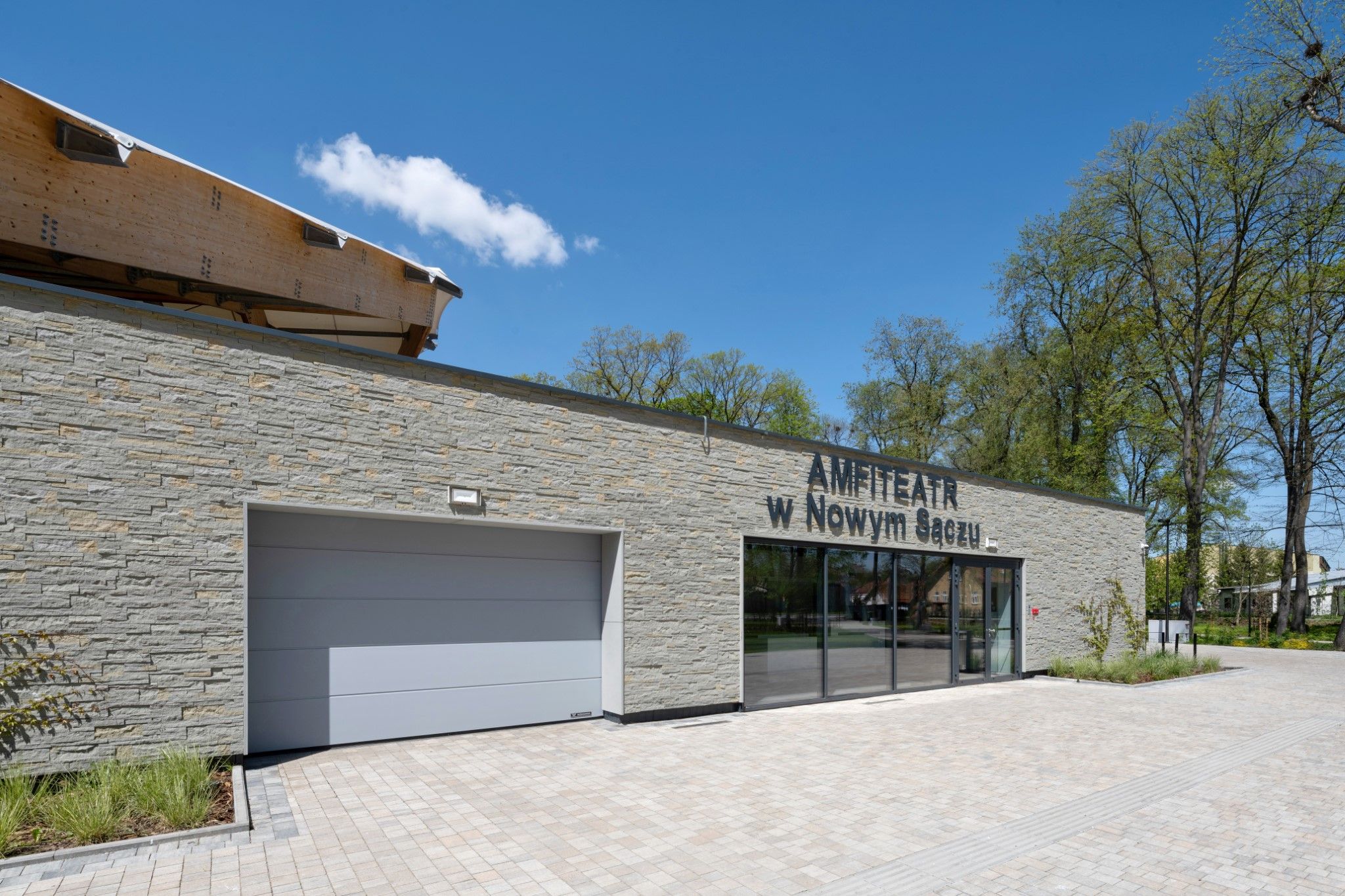 brama w parku strzeleckim