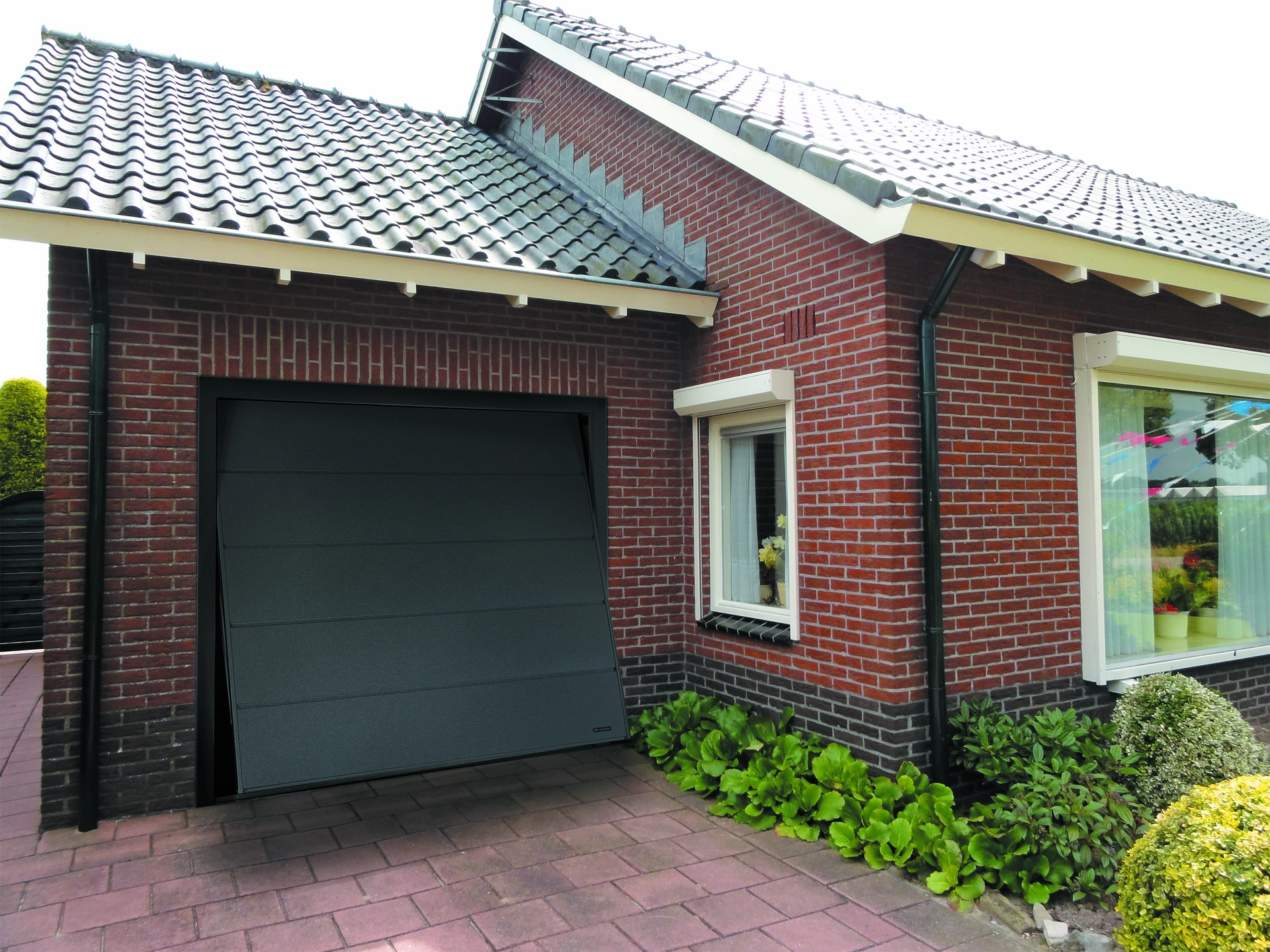 bramy uchylne i rozwierne