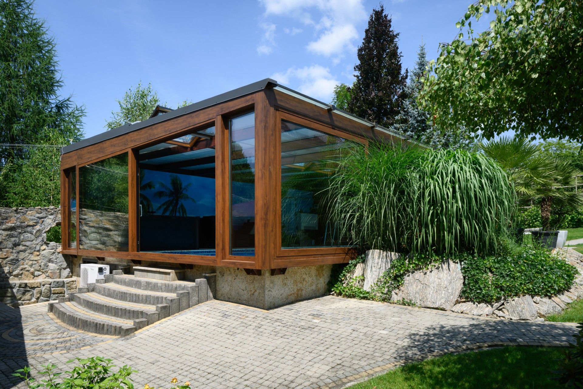 domowy basen z przeszkleniami WIŚNIOWSKI