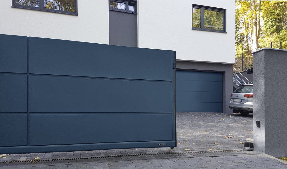 Nowoczesne ogrodzenie z pełnej blachy