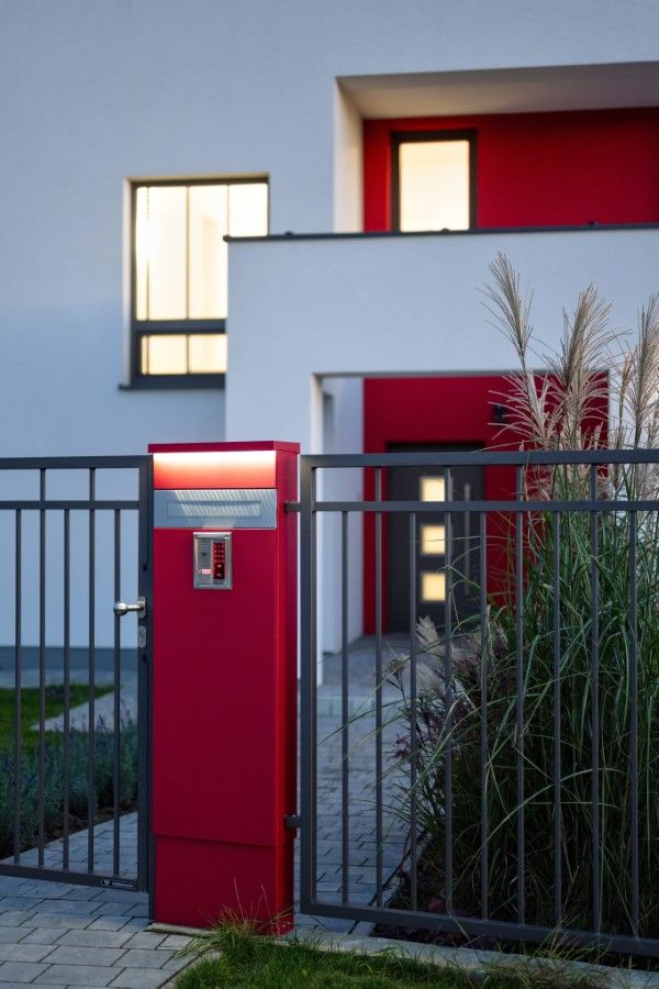 Wielofunkcyjny słup ogrodzeniowy