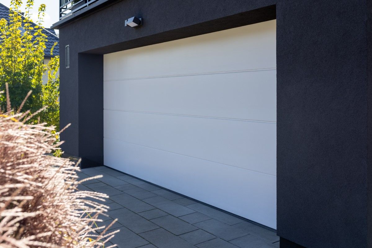 Biała brama garażowa