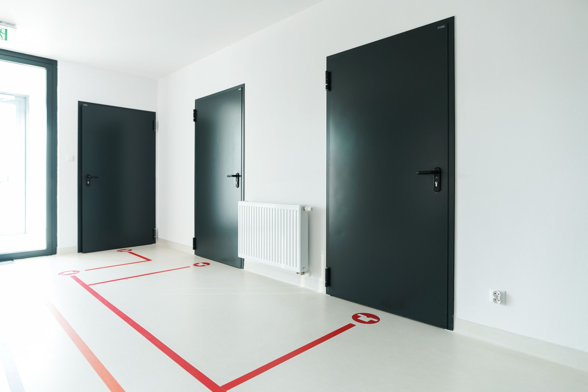 drzwi do szatni sportowych