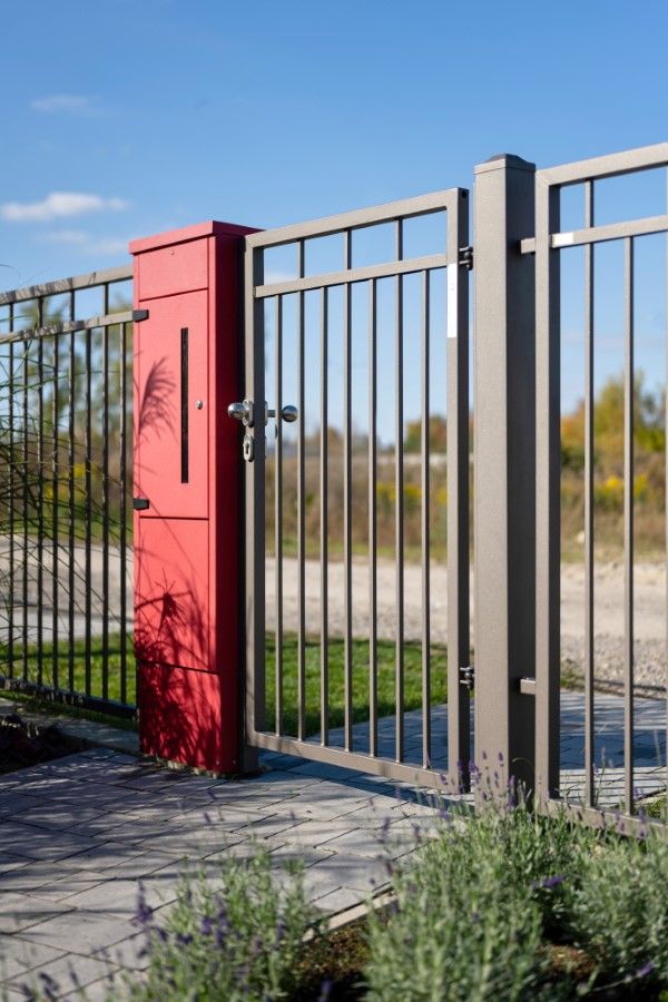 Wielofunkcyjny słup ogrodzeniowy