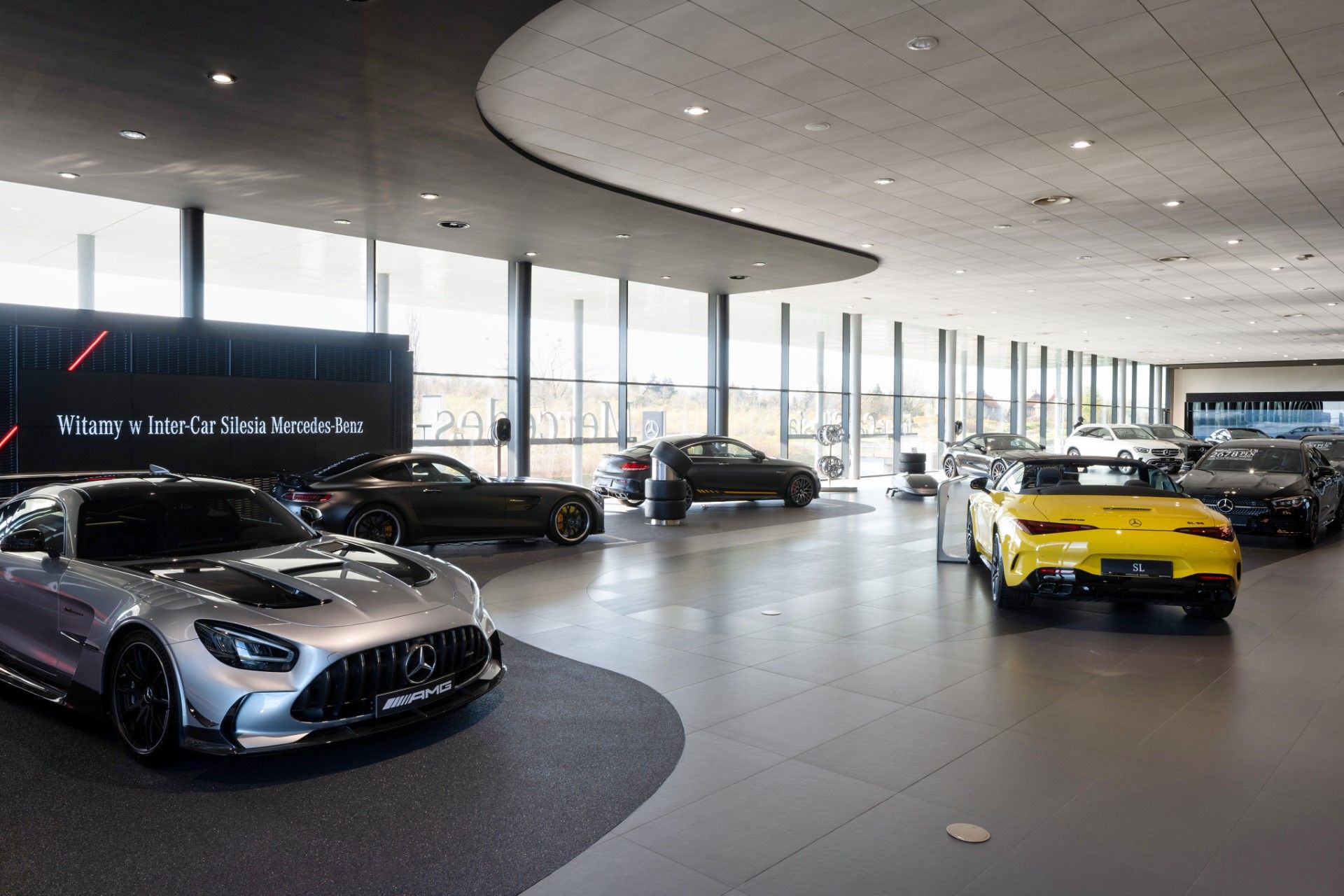 stolarka aluminiowa dla salonów samochodowych