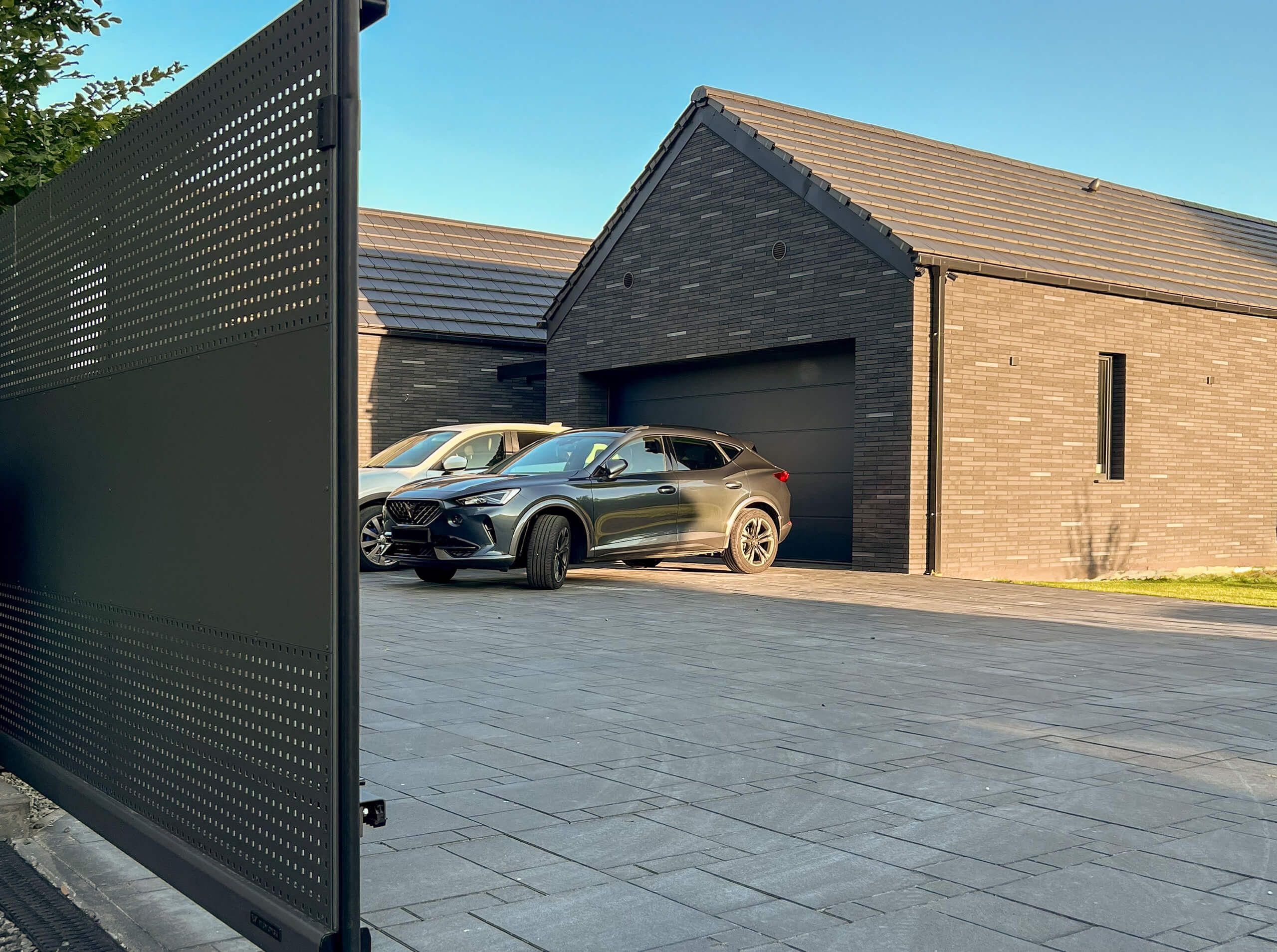 Dom w kształcie litery „H”, który podbił internet! Co kryje się za modnym ogrodzeniem? [wywiad]