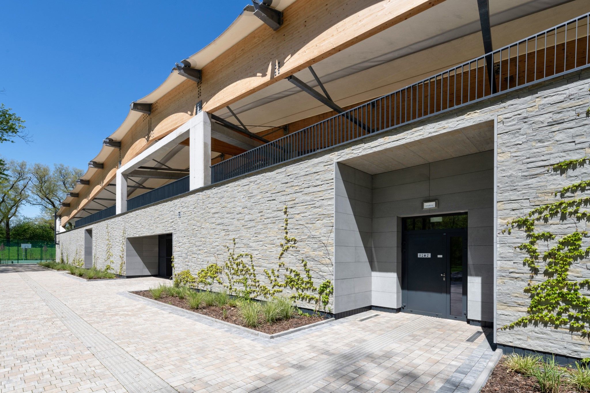 okna i drzwi w amfiteatrze