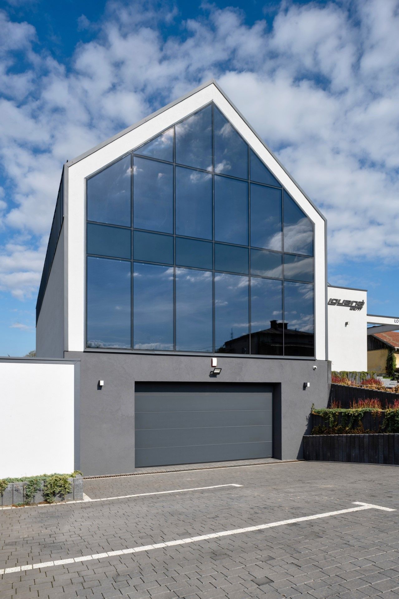 siedziba firmy w stylu nowoczesnej stodoły