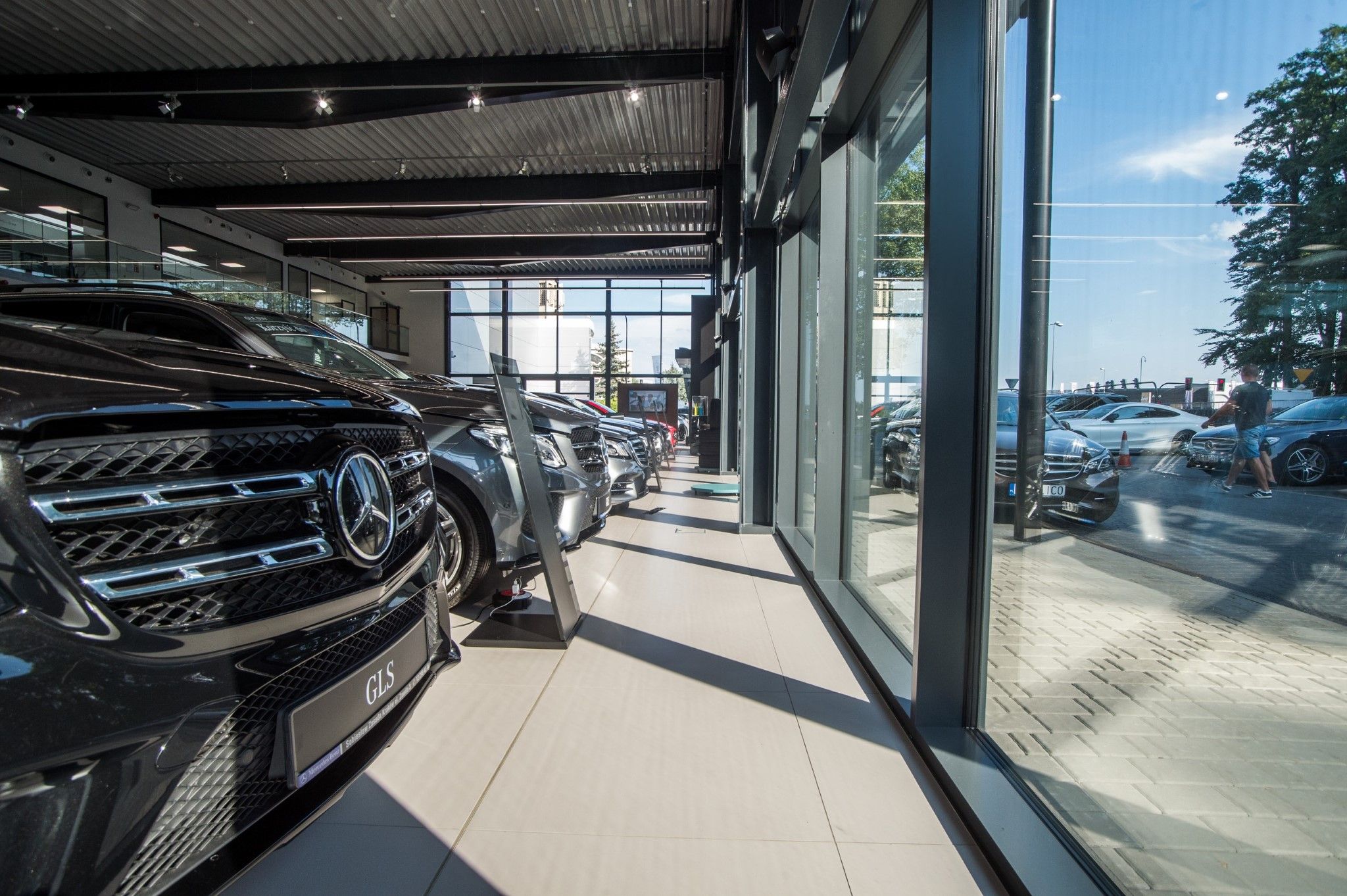 witryna salonu samochodowego