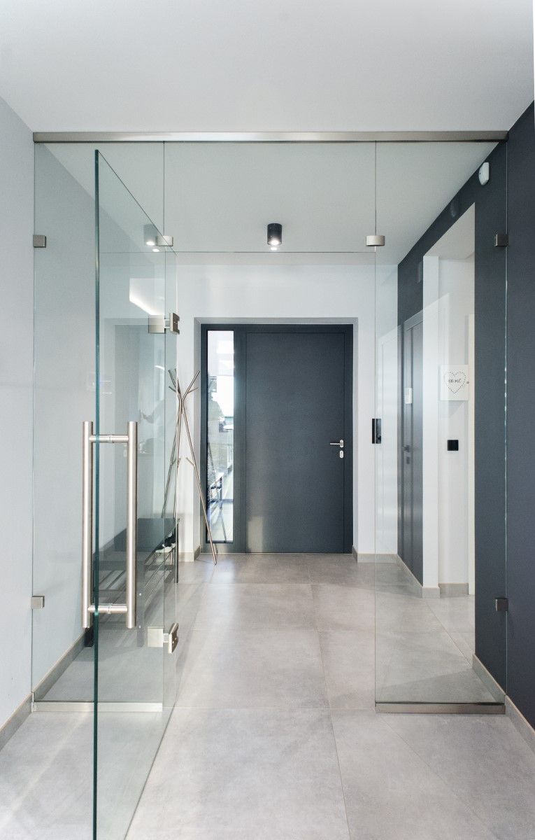 Drzwi do nowoczesnego domu