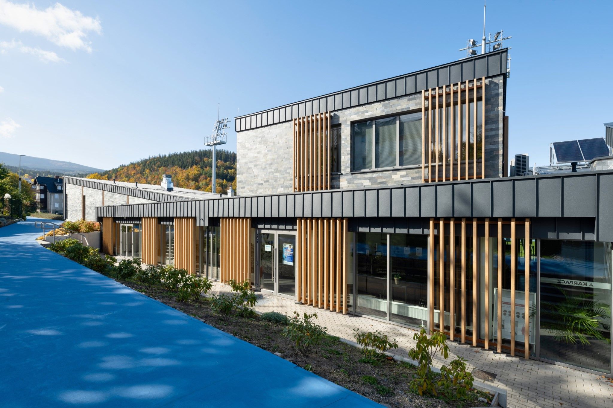 przeszklony budynek na stadionie w Karpaczu