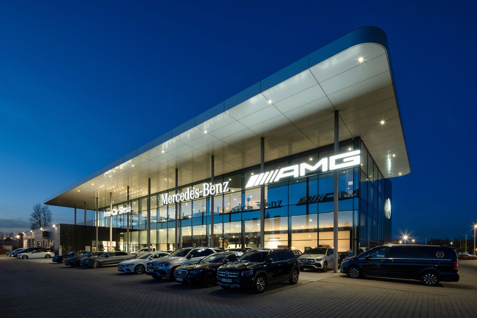 przeszkelnia i fasady dla salonów samochodowych